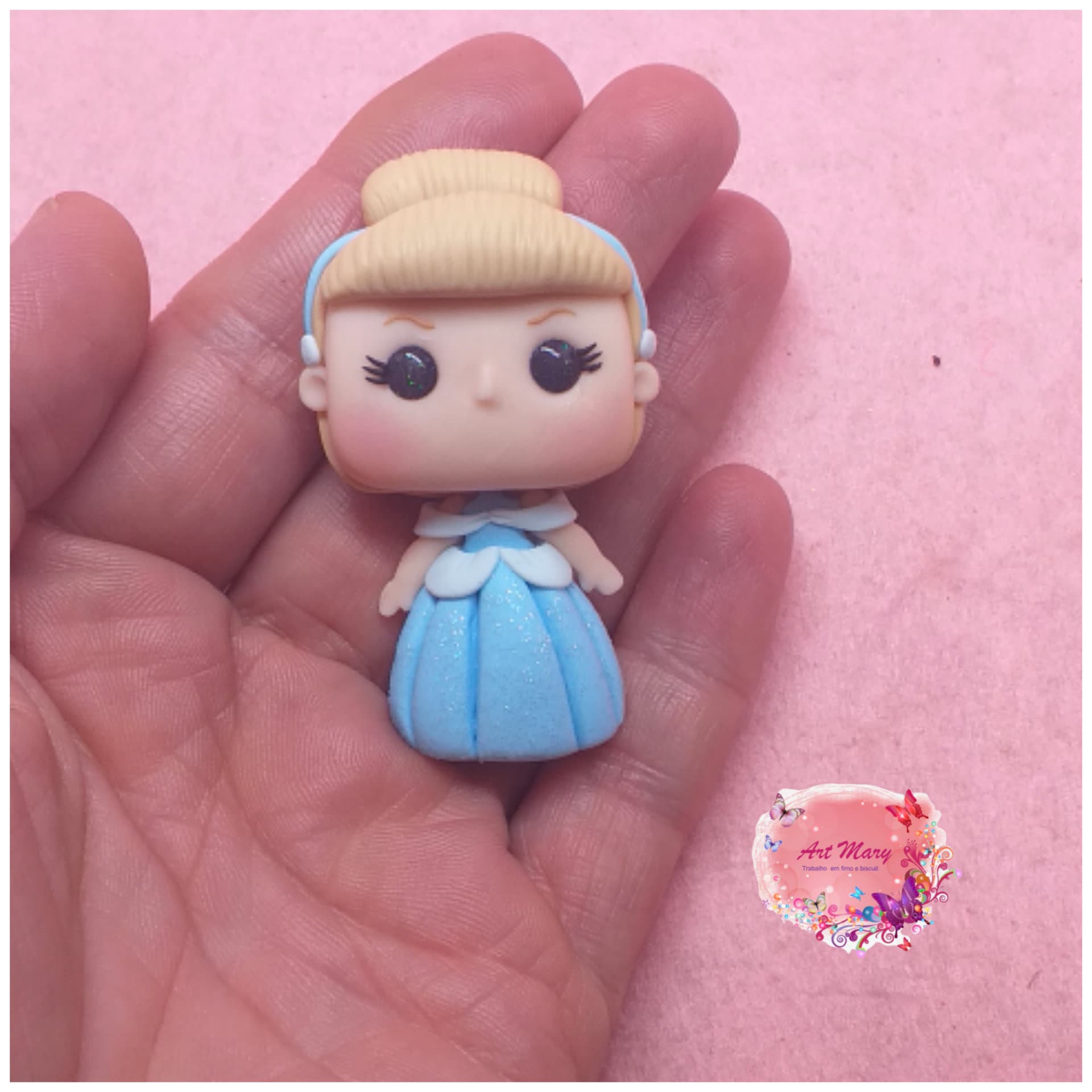 Amuleto Cinderela em Funko Pop em cerâmica plástica, fimo