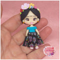 Amuleto Frida em cerâmica plástica, fimo