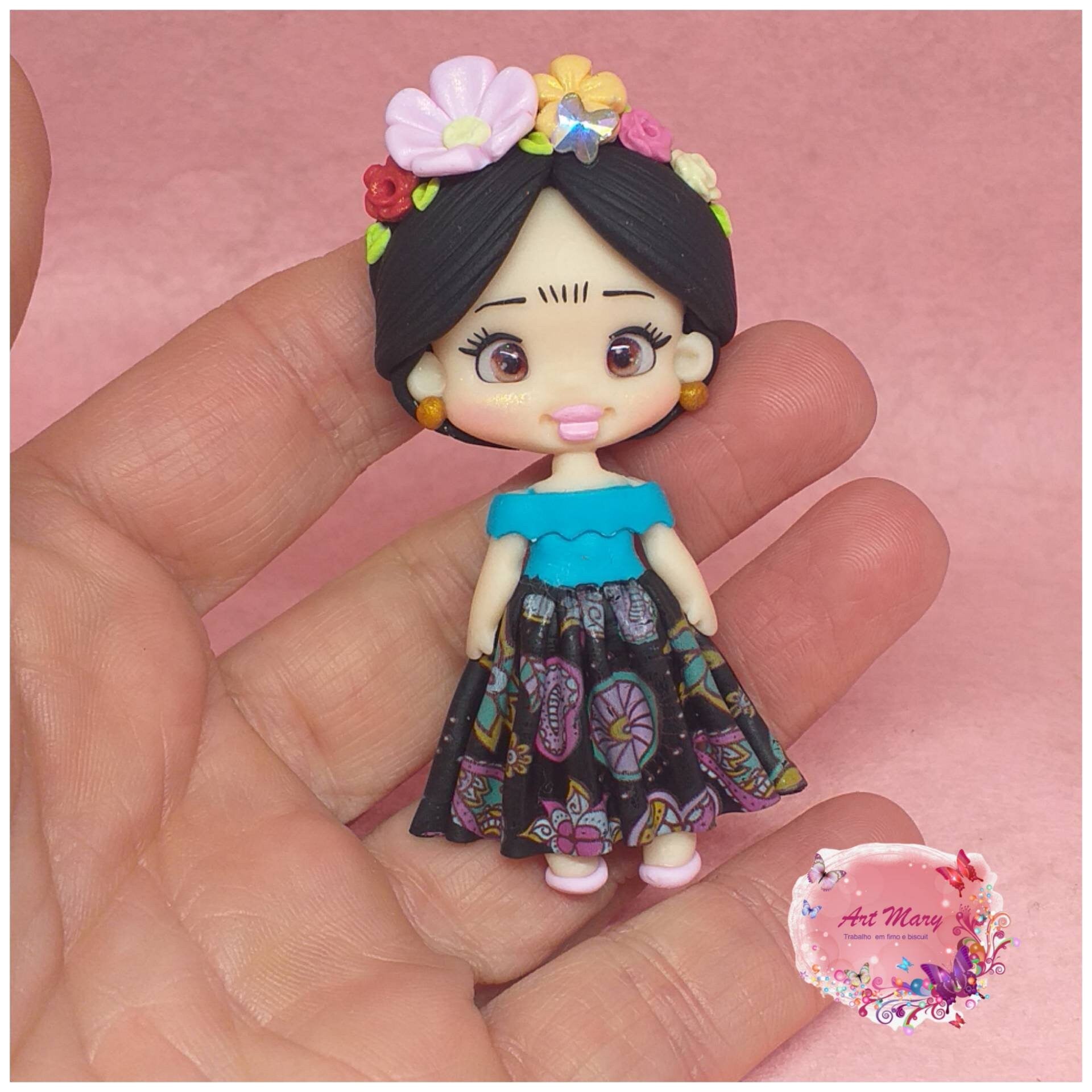 Amuleto Frida em cerâmica plástica, fimo