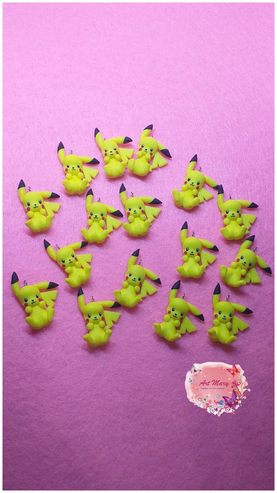 Pingentes de Pikachu feitos de argila polimérica, Fimo.