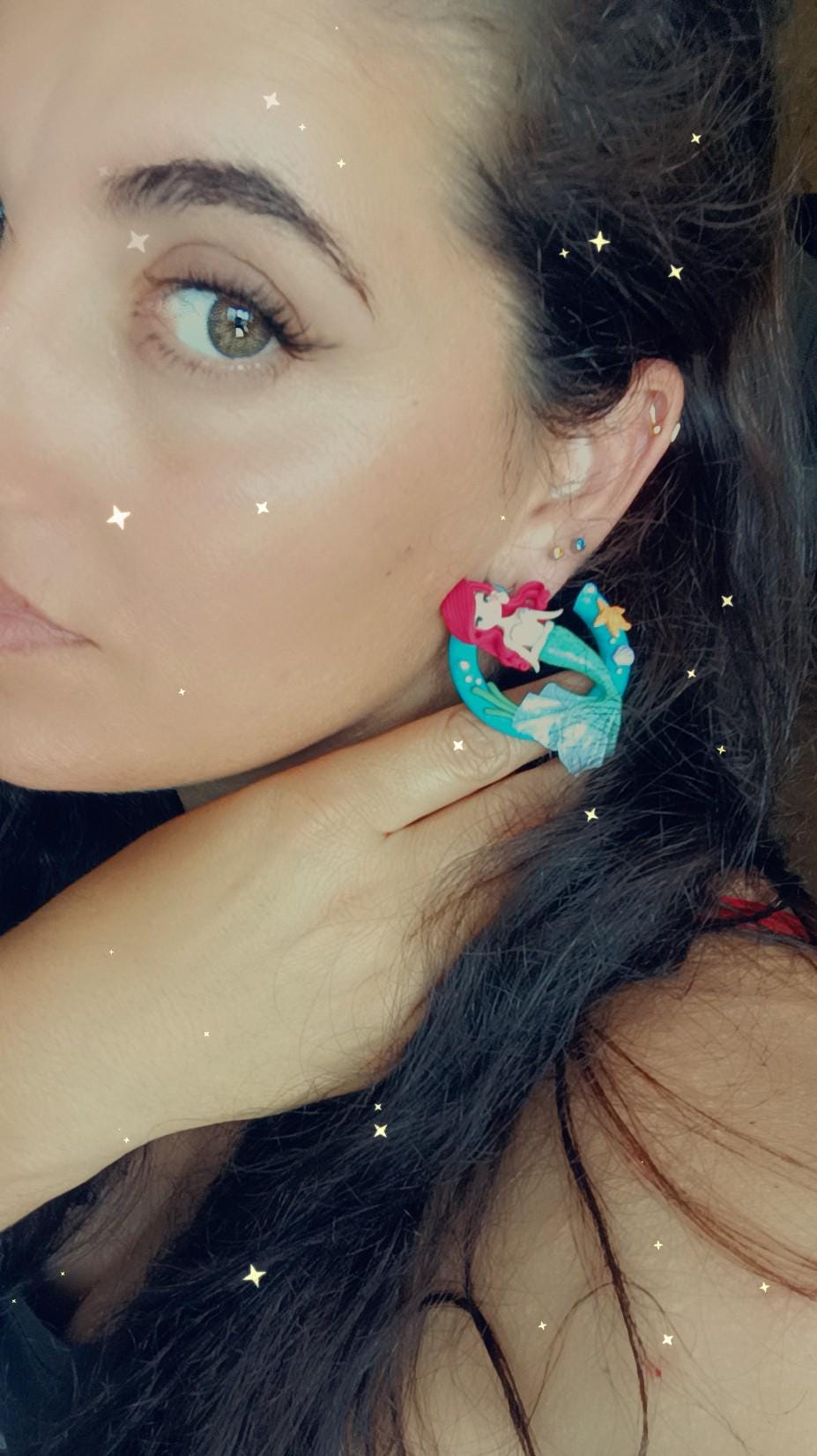Brincos de Argola em Fimo com Ariel e muito mais – Bijuteria Artesanal, Brincos Leves, Acessórios Primavera/ Verão, Feito à Mão