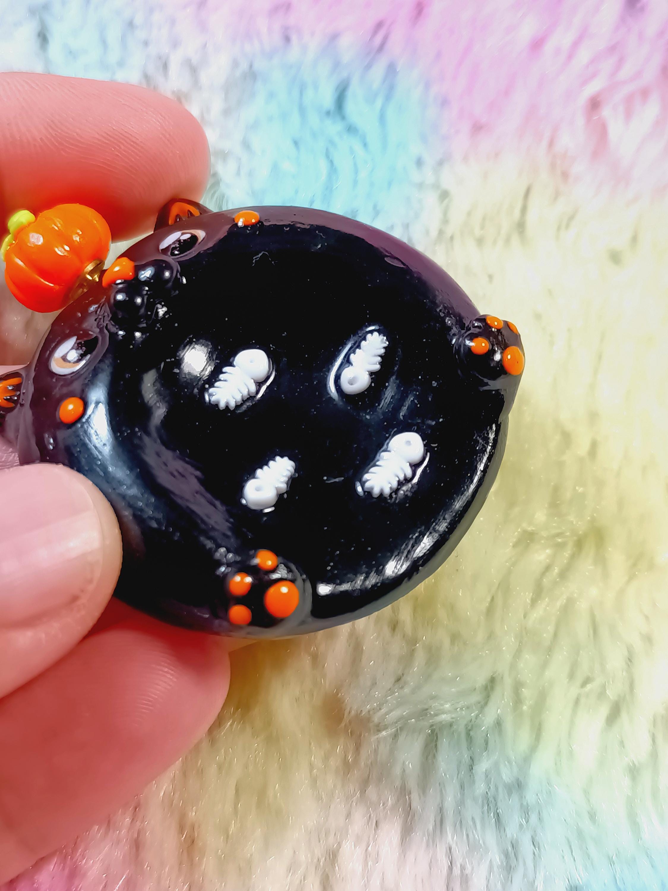 Pedra da Ansiedade Halloween, Gato Preto com Abóbora Giratória, Feita à Mão, Pedra Calmante 4,5 cm, Arte Terapêutica