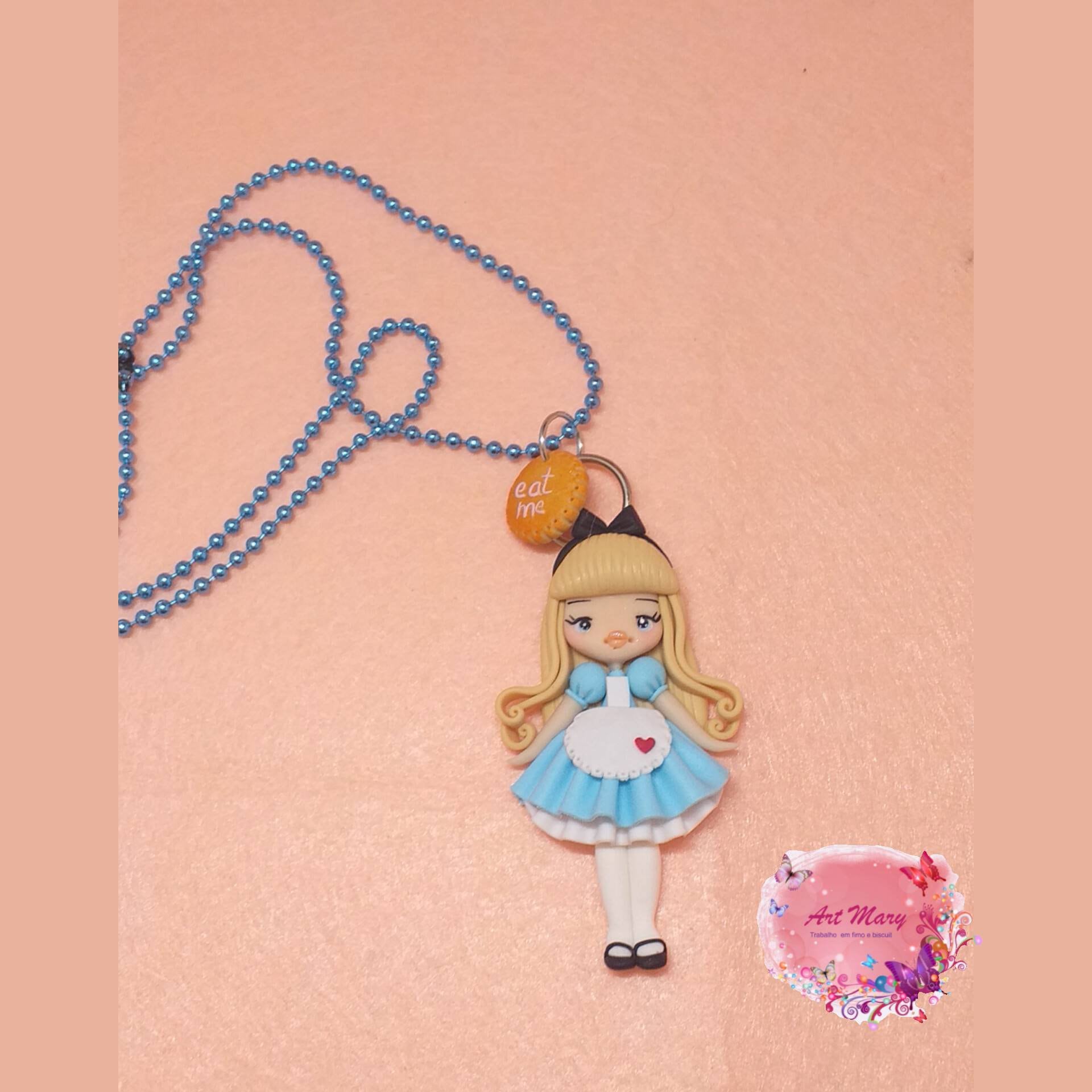 Colar Alice no País das Maravilhas em argila polimérica, fimo